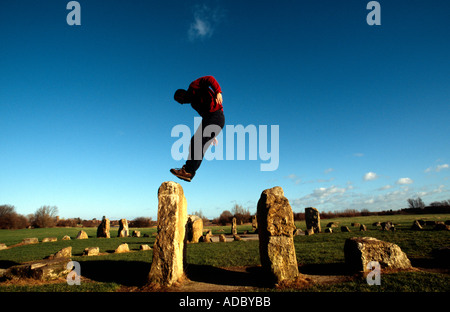 Crédit photo DOUG BLANE Doug Blane pratiquant le Parkour factory ♡ lovely fairies ♡ pascal Alexandra au cercle de pierre Willen, Milton Keynes Banque D'Images
