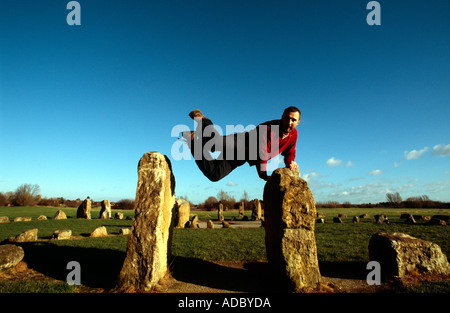 Crédit photo DOUG BLANE Doug Blane pratiquant le Parkour factory ♡ lovely fairies ♡ pascal Alexandra au cercle de pierre Willen, Milton Keynes Banque D'Images