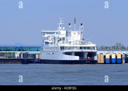 La voiture et passagers lits Capes arrivant à Cape May Ferry Terminal Cape May dans le New Jersey États-Unis Amérique latine Banque D'Images