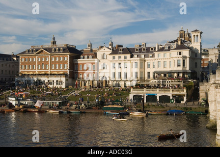 Richmond upon Thames Surrey England La Tamise Riverside touristes week-end après-midi HOMER SYKES Banque D'Images