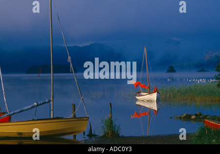 Bateaux sur Derwentwater Keswick nr at dawn Lake District Cumbria England UK Banque D'Images