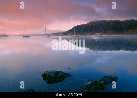 Bateaux sur le lac Windermere à l'aube Lake District Cumbria England UK Banque D'Images