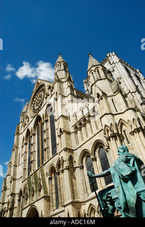 Statue de Constantin le Grand et du côté sud de la cathédrale de York North Yorkshire Angleterre Banque D'Images