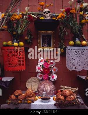 Autel préparé avec des fleurs, de la nourriture et des cadeaux pour le Jour des morts, l'Oaxaca au Mexique Banque D'Images