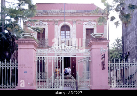 Pointe A Pitre élévation rose et porte de bâtiment de style colonial maintenant un musée Musée Schoelcher Banque D'Images