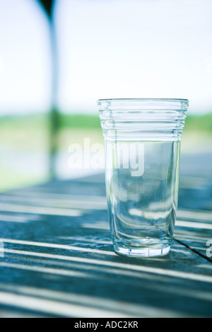 Verre sur table Banque D'Images