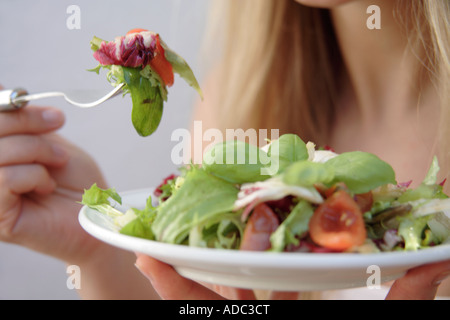 Young woman eating salade mélangée, Close up Banque D'Images