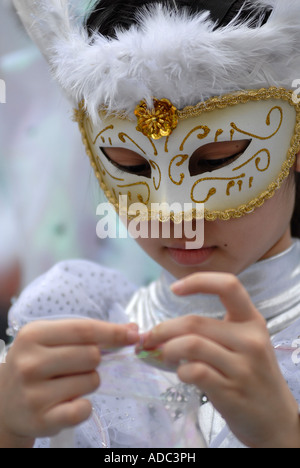 Jeune fille en costume mask au Nouvel An chinois à Hong Kong, Chine Banque D'Images