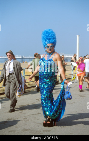 Drag Queen prenant part à Londres Gay Pride Parade de l'été 2003 Banque D'Images