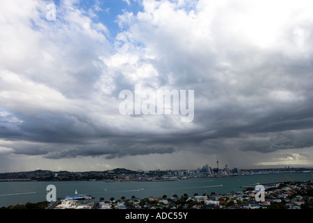 Ciel d'orage sur Auckland, tiré depuis le mont Victoria, New Zealand Banque D'Images