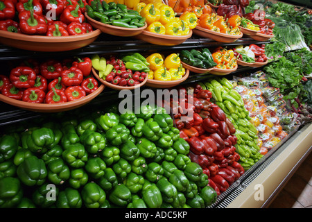 Rangées de poivrons colorés à vendre dans un grand supermarché de l'USA Banque D'Images