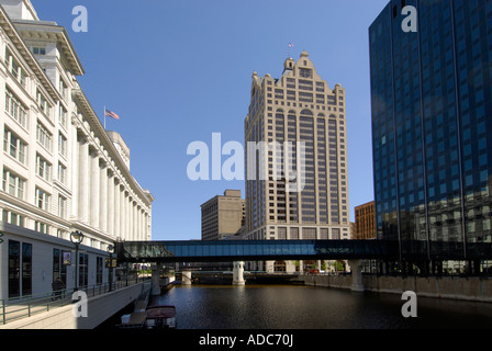 Marcher le long de la rivière La rivière Milwaukee dans la ville de Milwaukee Wisconsin WI USA Banque D'Images