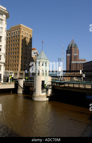 Marcher le long de la rivière La rivière Milwaukee dans la ville de Milwaukee Wisconsin WI USA Banque D'Images