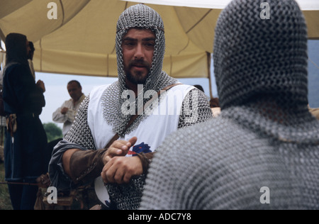 Les chevaliers préparation au tournoi t l'historique traditionnelle évoquant le Moyen Âge, la vente Marasino, Italie Banque D'Images