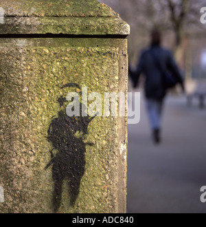 Policier Banksy stencil baton London South Bank, février 2003 Banque D'Images