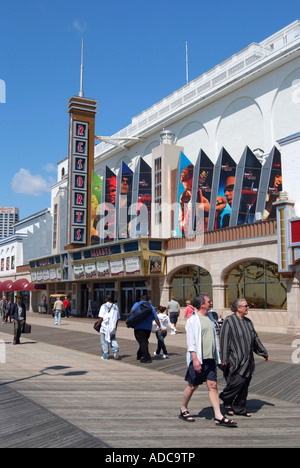 Resorts Casino sur la promenade à pied avec les touristes à Atlantic City, New Jersey, USA Banque D'Images