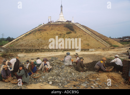 Les birmanes de prendre une route dans un golf-club de l'armée en Birmanie 1996 Banque D'Images