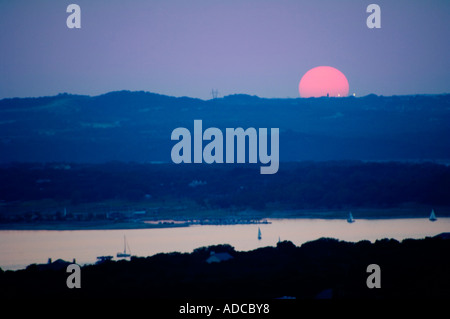 Coucher du soleil comme vu sur le lac Travis près de Austin, TX Banque D'Images