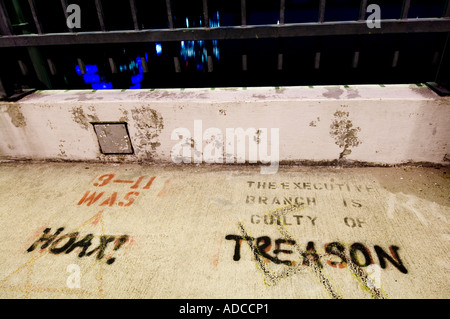 La théorie du complot de l'écriture graffiti griffonné sur la 1re Rue Pont sur Town Lake à Austin TX lit 9-11 était un canular aussi de la trahison Banque D'Images