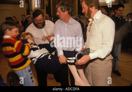 Hungerford Hocktide Berkshire Royaume-Uni. Le deuxième mardi après Pâques, après le déjeuner, la cérémonie de raquette de Colt a lieu dans les années 1980 HOMER SYKES Banque D'Images