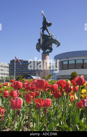 Tulipes et Monument Alesund Norvège Harbour Banque D'Images