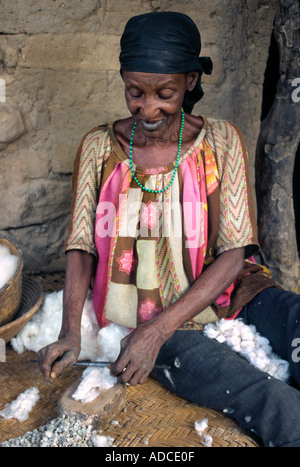 Village femme préparant pour la filature de coton, le Mali Banque D'Images