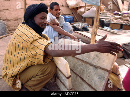 Un homme vend des plaques de sel apporté à Mopti au Mali du Sahara Banque D'Images