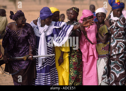 Les femmes Dogon dance en procession lors d'une fête de village, au Mali Banque D'Images