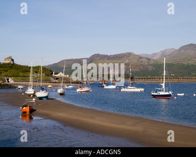 Bateaux amarrés dans le port de Barmouth et vue sur l'estuaire de la rivière Afon Mawddach. Gwynedd Mid Wales UK Banque D'Images