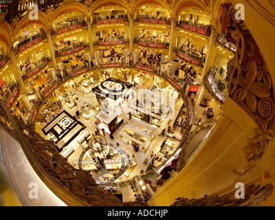 Les Galeries Lafayette à Paris, France. fisheye vue du hall central vers le bas à l'intérieur Banque D'Images