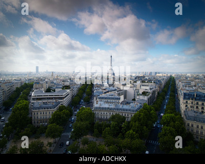 Vue sur toits de Paris avec de larges boulevards et de la célèbre Tour Eiffel à l'horizon Paris France Banque D'Images