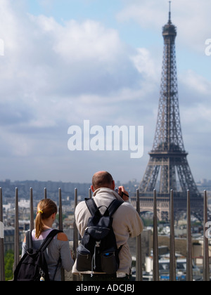 Touriste avec sa fille à prendre des photos de la fameuse tour eiffel in paris france Banque D'Images