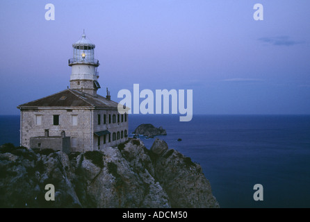 Palagruza phare a été construit en 1875 sur l'île du même nom placé au milieu de la mer Adriatique Banque D'Images