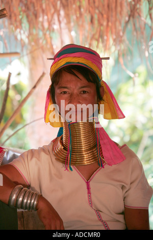 Portrait d'une femme dans un village Padaung à Chiang Rai, Thaïlande, Asie du Sud Est. Banque D'Images