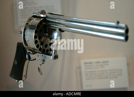 L'ancienne antique armory pistolet trigger arme tirer sur fond blanc coupe découpe toile solide une seule simple Banque D'Images