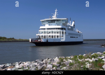 Le passager et Car-ferry MV Caps jumeaux sous l'abri du Cap Canal peut arrivé à Port Cape May dans le New Jersey USA Banque D'Images