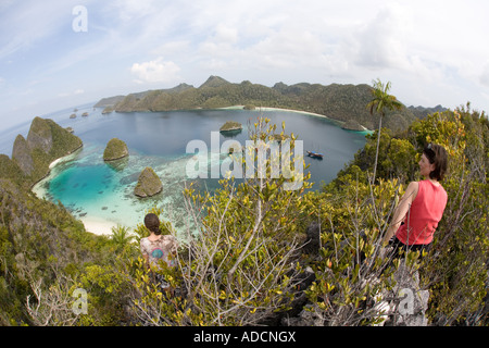 Ces îles calcaires ont été édifiés hors de l'eau il y a des millions d'années. Ils offrent maintenant des vues spectaculaires des récifs coralliens. Banque D'Images