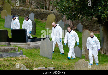 Recherche d'agents de police cimetière après l'assassinat du père Paul Bennett, poignardé à mort en raison de son église au Pays de Galles UK Banque D'Images