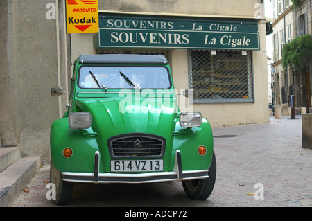 Le Français Citroën 2CV garée dans la rue à proximité d'une boutique en France Banque D'Images