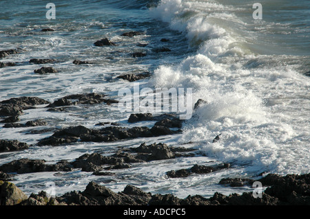 Vagues se brisant sur Caswell Beach sur Gower Banque D'Images