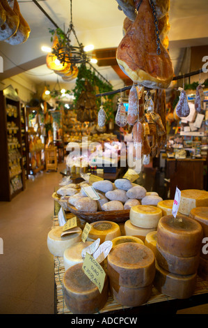 Shop à Norcia vendant les produits locaux fromage saucisses de jambon truffes etc Ombrie Italie NR Banque D'Images