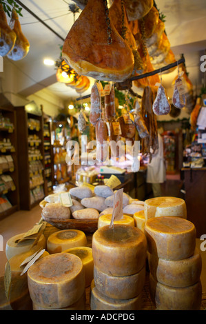 Shop à Norcia vendant les produits locaux fromage saucisses de jambon truffes etc Ombrie Italie NR Banque D'Images