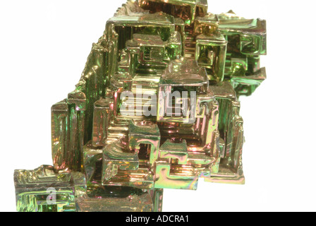 Minéral, bismuth Bismuth synthétiques cristaux avec épaulement et cristaux cubiques une irridecent ternir Banque D'Images