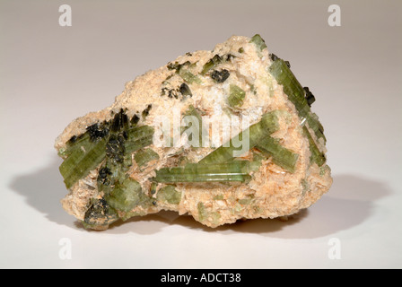 L'elbaïte minéral, souvent à l'touramaline Verdelite, Vert brillant cristaux sur Matrix, Minas Gerais, Brésil Banque D'Images