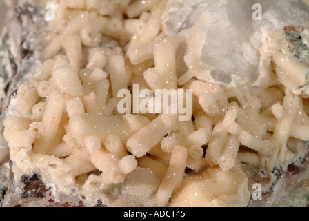 Minéral Stilbite, Stilbite de pseudomorphes, natrolite Carrière Doyen, St Keverne, Cornwall, Angleterre Banque D'Images