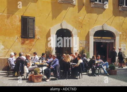 Rome Italie Cafe vie dans la Piazza di Pietra Banque D'Images