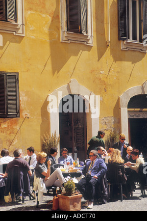 Rome Italie Cafe vie dans la Piazza di Pietra Banque D'Images