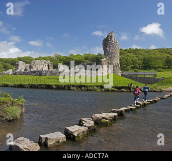 Stepping Stones au château de Ogmore, Glamorgan, Pays de Galles, Royaume-Uni Banque D'Images