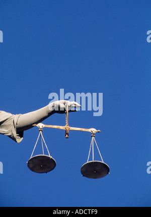 Dublin, République d'Irlande. Balance de la Justice tenue par la figure de la Justice au château de Dublin Banque D'Images