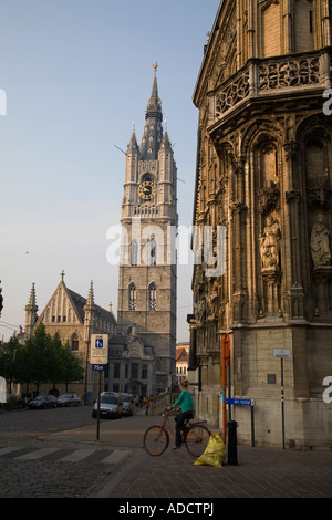 Dame sur vélo près du beffroi beffroi de Gand, Gand, Belgique, Europe Banque D'Images